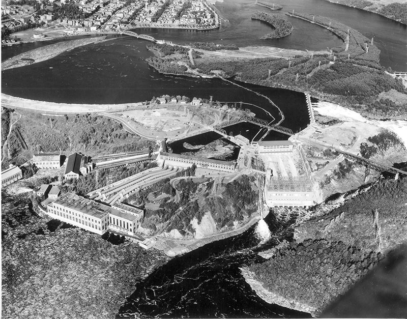 Une rare photo qui  montre les cinq centrales de Shawinigan près des chutes érigées de 1899 à 1946