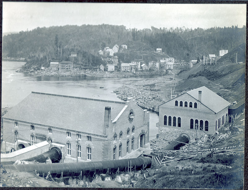 Vue de la centrale de Shawinigan-1 et celle de la N.A.C. avec leurs conduites forcées