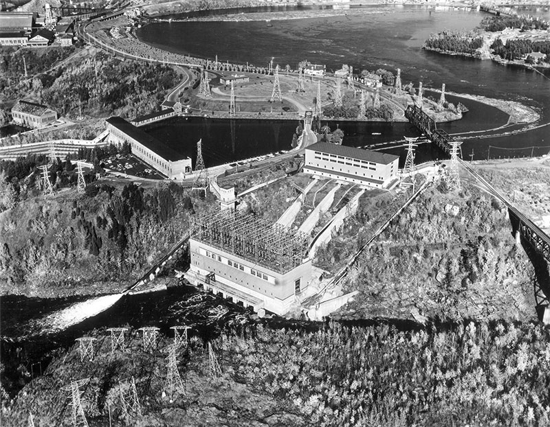 The Shawinigan-3 generating station and its funicular near the Shawinigan Falls