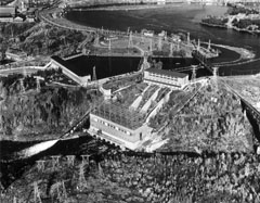 The Shawinigan-3 generating station and its funicular near the Shawinigan Falls