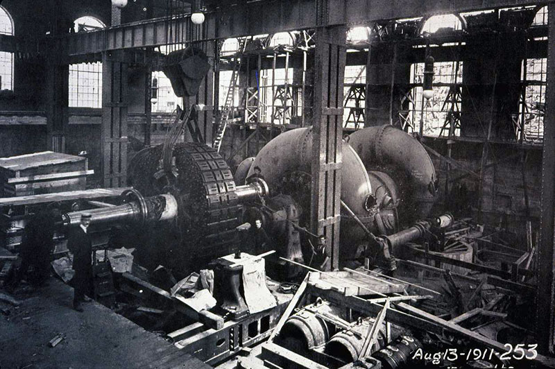 Installing a rotor in a generator at the Shawinigan-2 generating station