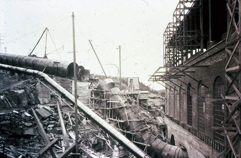 Installing the last sections of the penstocks at the Shawinigan-2 generating station