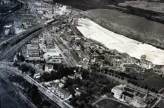 Les bâtiments de la Shawinigan Chemicals avec les résidus de production qui forment un banc de chaux.