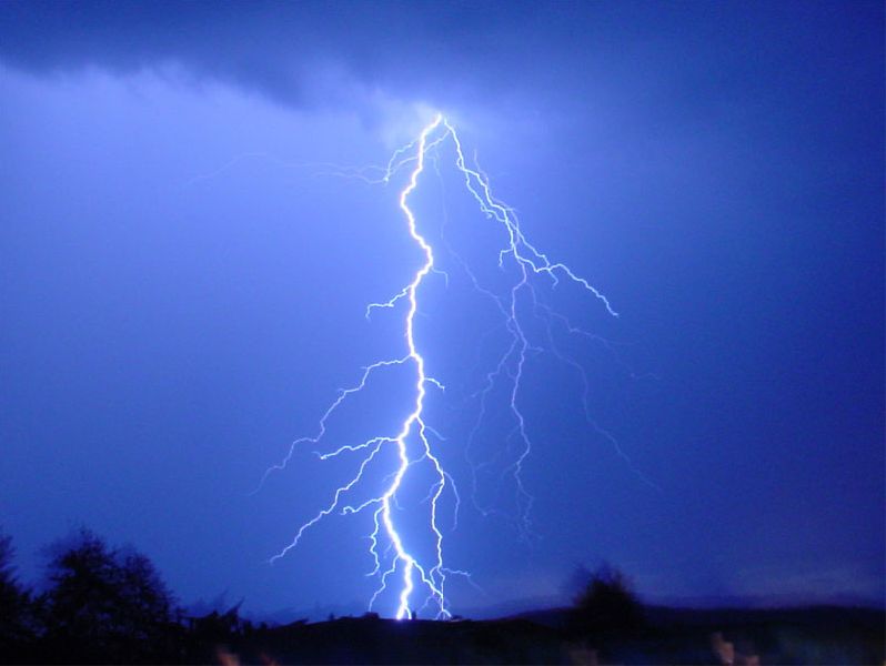 La foudre déchire le ciel lors d'un orage.