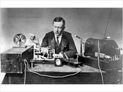 Photo d'un homme avec la radio de Marconi.