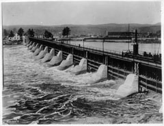 Les vannes de l'évacuateur de crues Melville laissent passer les eaux de la rivière Saint-Maurice.