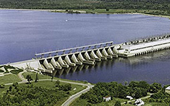 Photo aérienne de la centrale de Carillon sur la rivière des Outaouais