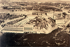 Vue du complexe hydroélectrique de la Shawinigan Water and Power avec ses trois centrales.