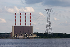 Photo de la centrale thermique de Sorel-Tracy vue du fleuve Saint-Laurent