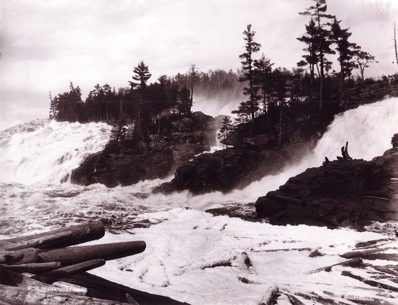 Au printemps les chutes montrent leur pleine puissance et laissent échapper des billes de bois.