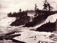 Au printemps les chutes montrent leur pleine puissance et laissent échapper des billes de bois.