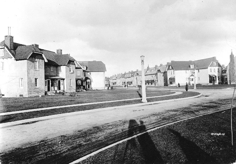 Vue de l'avenue Georges, de ses maisons de compagnie et des  lampadaires qui la décorent.