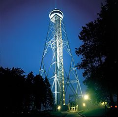 Photo of the Hydro-Québec observation tower at dusk