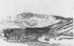 Vue des deux centrales de la N.A.C. et la centrale de Shawinigan-1 et ses conduites forcées.