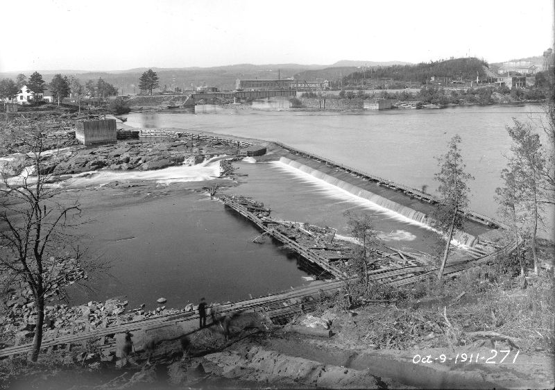 Vue en gros plan du lit du Saint-Maurice avant la construction de l'évacuateur de crues.