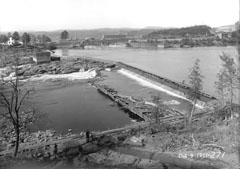 Vue en gros plan du lit du Saint-Maurice avant la construction de l'évacuateur de crues.