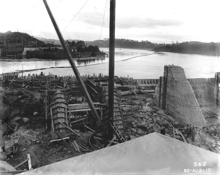 Installation of the piers of the Melville spillway