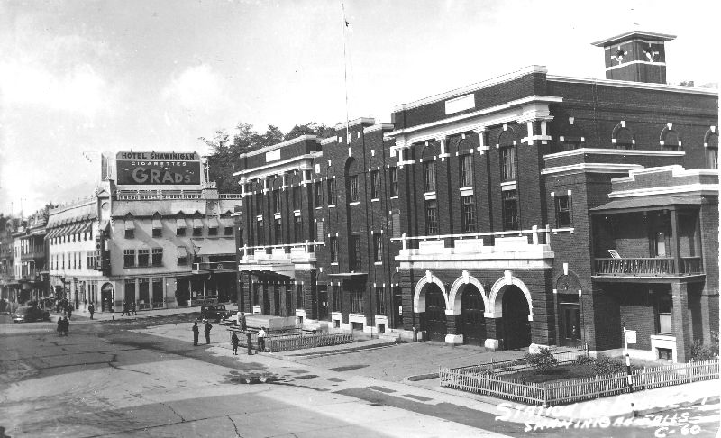 Vue du majestueux poste de police et du prestigieux Hôtel Shawinigan sur la 5e Rue.