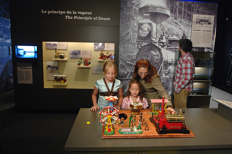 Des visiteurs dans une des sections de l´exposition "Les âges de l'énergie".