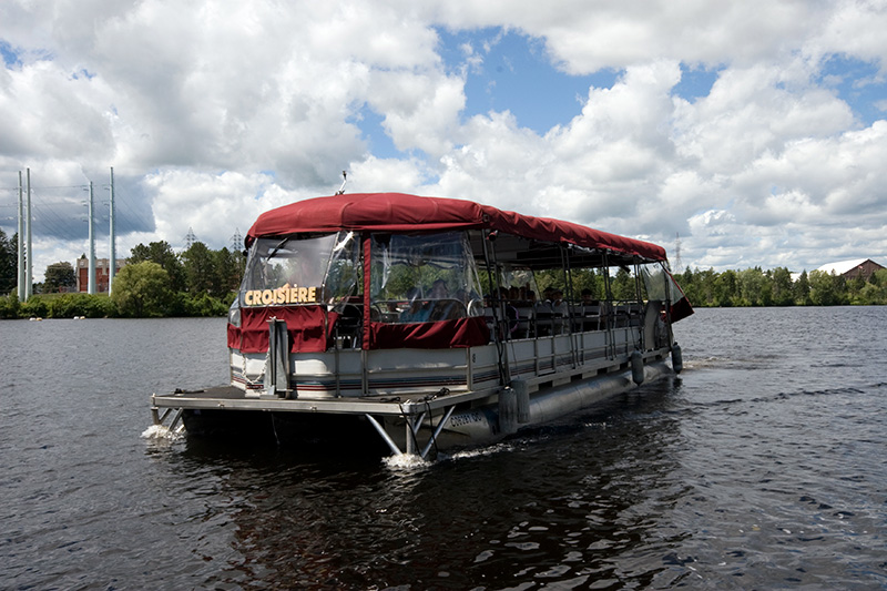 Visitors cruising the Saint-Maureice River