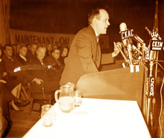 René Lévesque en pleine envolée oratoire  lors d'une assemblée sur la nationalisation.