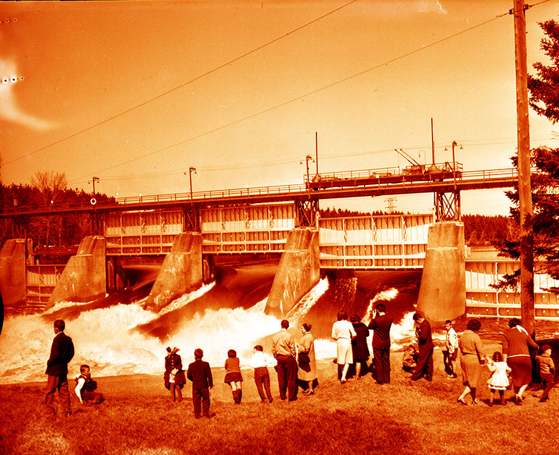 Des gens admirent les chutes lord de l'ouverture de l'évacuateur de crues Almaville au printemps.