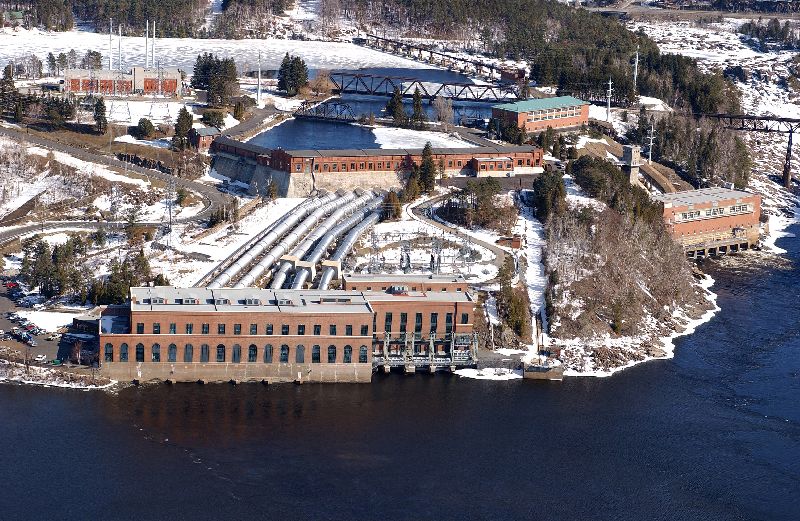 The hydroelectric complex of Shawinigan under a mantle of snow
