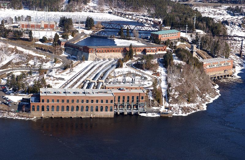 Le complexe hydroélectrique de Shawinigan recouvert de neige.