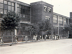 Des employées sortent de l'usine Wabasso Cotton Company sur la rue de la Station.